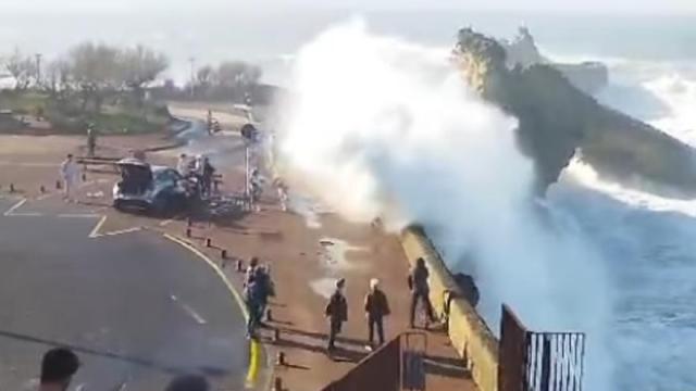 El momento en el que la ola arrolla a los paseantes junto a la Rocher de la Vierge, en Biarritz.
