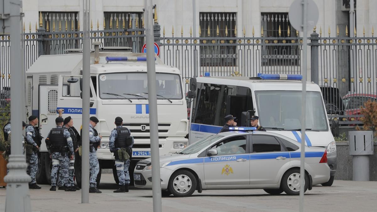 Agentes de la policía rusa en las calles de Moscú por la aplicación del régimen de operación antiterrorista.