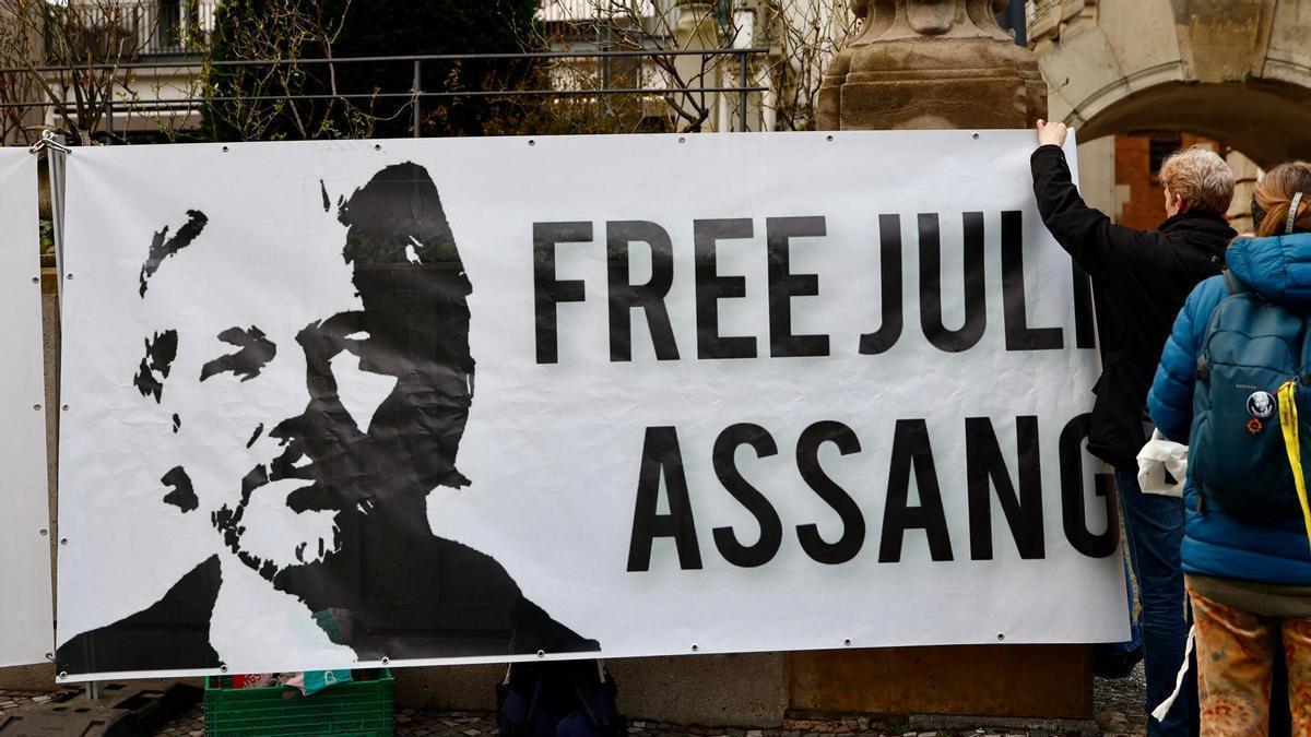 Defensores de Assange colocan una pancarta en su apoyo en la Berlinale.