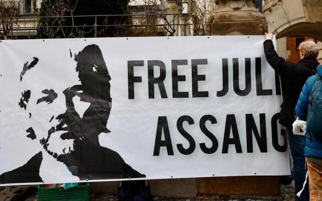 Defensores de Assange colocan una pancarta en su apoyo en la Berlinale.