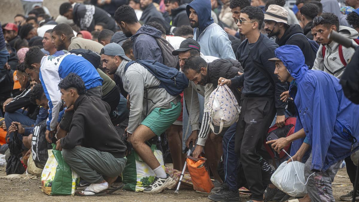Numerosos migrantes durante el proceso de desalojo del embolsamiento de migrantes en la playa de El Trampolín.