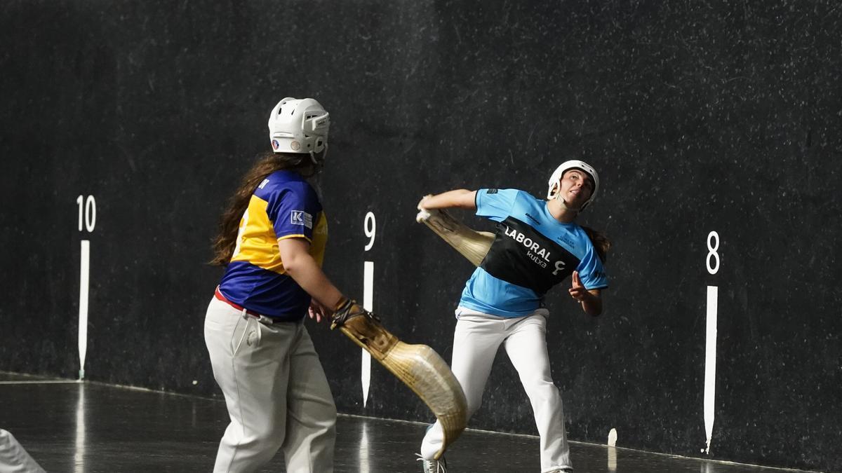 En imágenes: Helena Barrenetxea y Arai Lejardi, finalistas del Euskotren Women Winter Series de Durango al derrotar a Ihart-Maia