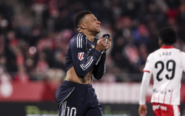 Kylian Mbappé, autor del 56% de los goles del Real Madrid esta temporada, se lamenta de una ocasión fallida ante el Girona.