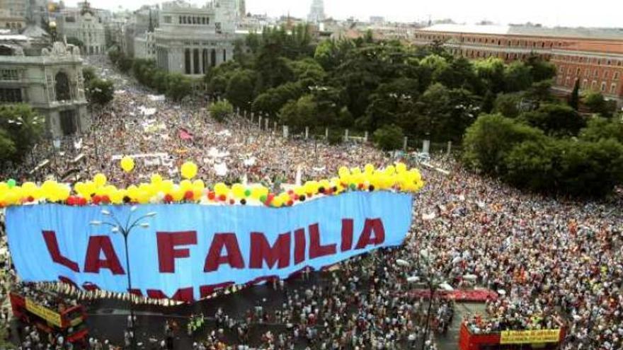 Obispos y altos cargos del PP arroparon en 2005 la manifestación contra el matrimonio homosexual.