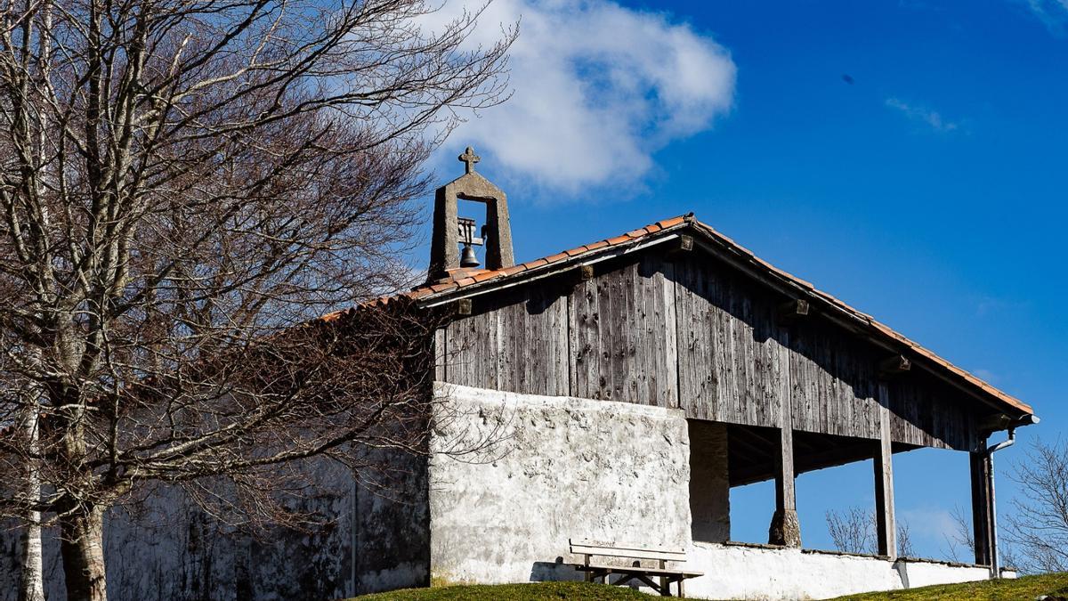 Imagen de la ermita de Santa Cruz con la campana que la coronaba hasta sustracción