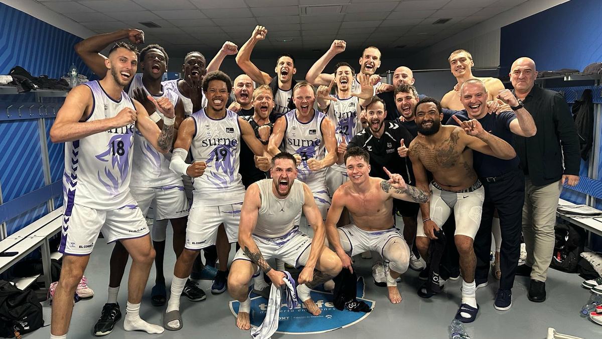 Los 'hombres de negro' celebran su clasificación para el 'play-off'. / BILBAO BASKET