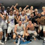 Los 'hombres de negro' celebrando su clasificación para el 'play-off' de la última Liga ACB. / BILBAO BASKET