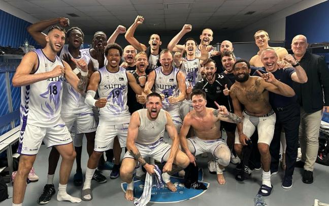 Los 'hombres de negro' celebran su clasificación para el 'play-off'. / BILBAO BASKET