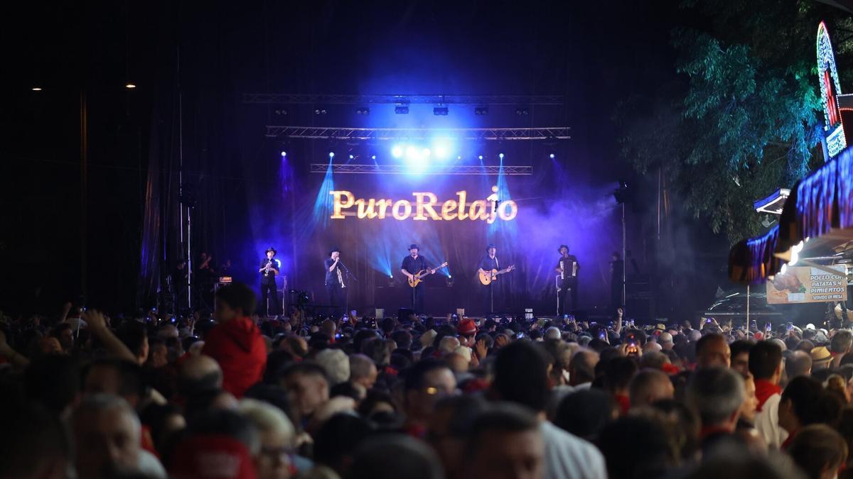 Puro Relajo ofreciendo un concierto.