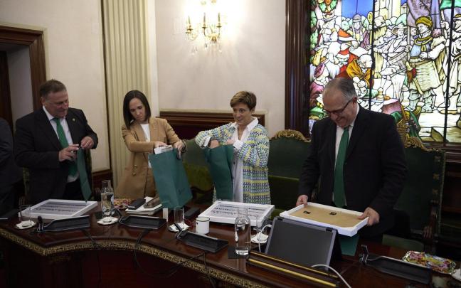 UNAI BEROIZ / Los concejales recibieron como recuerdo de la legislatura una lámina enmarcada con dibujos del cortejo Cuerpo de Ciudad, declarado este año Bien de Interés Cultural (BIC) inmaterial. 
