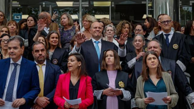 Jueces y fiscales protestan ante los Juzgados de Plaza de Castilla de Madrid para mostrar su oposición a las reformas judiciales. / EFE Jueces y fiscales protestan ante los Juzgados de Plaza de Castilla de Madrid para mostrar su oposición a las reformas judiciales.