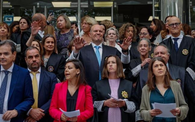 Jueces y fiscales protestan ante los Juzgados de Plaza de Castilla de Madrid para mostrar su oposición a las reformas judiciales.