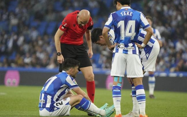 David Silva, tras lesionarse ante el Almería. / RUBEN PLAZA
