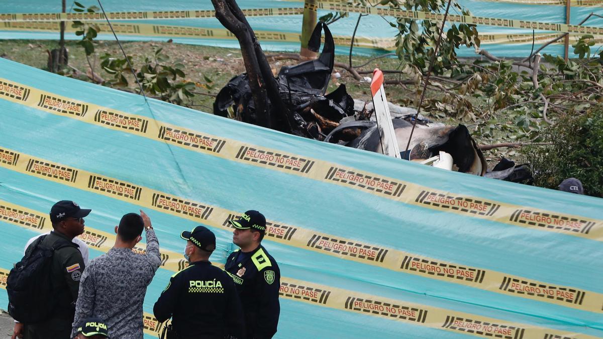 Miembros de la Policía acordonan la zona del accidente en Cali (Colombia).