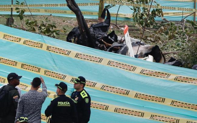 Miembros de la Policía acordonan la zona del accidente en Cali (Colombia).