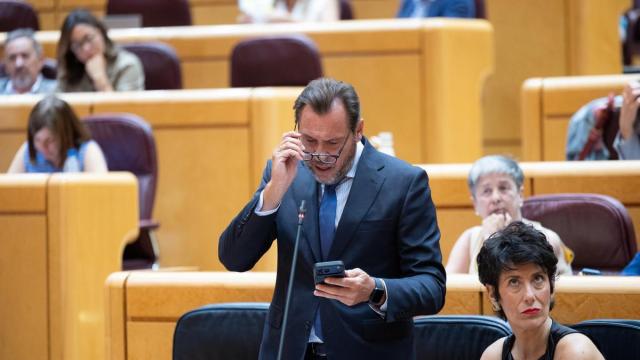 El ministro de Transportes y Movilidad Sostenible, Óscar Puente, interviene durante una sesión plenaria en el Senado.