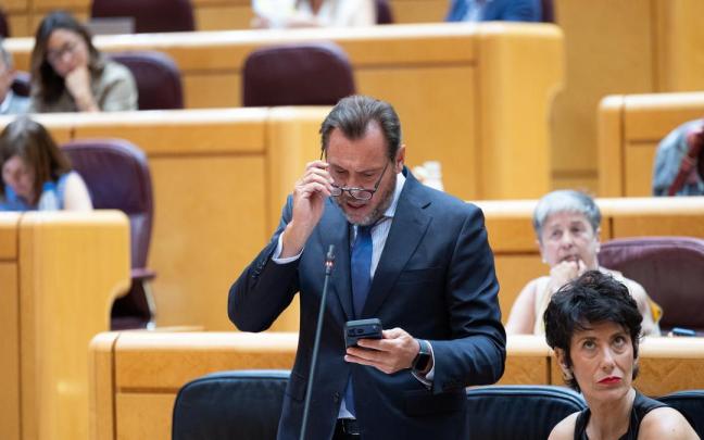 El ministro de Transportes y Movilidad Sostenible, Óscar Puente, interviene durante una sesión plenaria en el Senado.