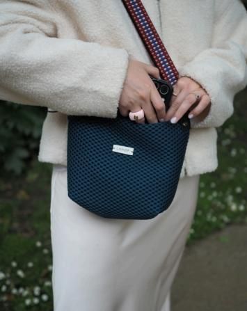 Eva Seminario crea bolsos de forma artesanal.