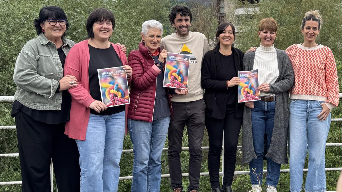 Las ediles Jasone Giraldo (Arrasate), Zihortza Mazan (Bergara), Pepi Arregi (Antzuola), el alcalde de Aretxabaleta Gari Iturbe, Lierni Altube (Oñati), Saioa Alberdi (Elgeta) y Dorleta Sologaistoa (Eskoriatza).