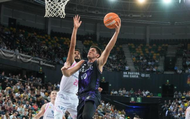 Como ante el Gran Canaria, Krampelj y sus compañeros quieren emplearse a fondo frente al Sporting para sumar un nuevo triunfo en Europa. / JOSÉ MARI MARTÍNEZ