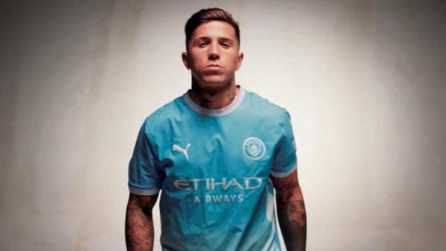 Enzo Fernández posa con la camiseta del Manchester City.