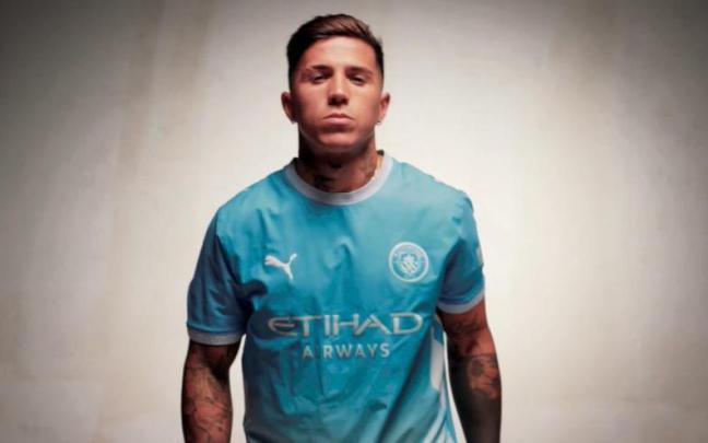 Enzo Fernández posa con la camiseta del Manchester City.