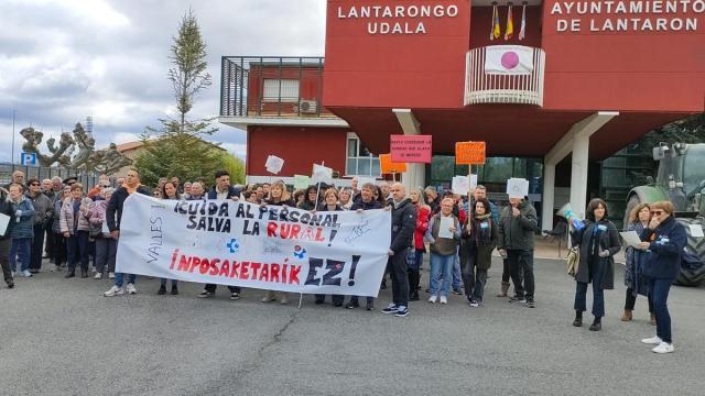 Concentración de este pasado lunes frente al ayuntamiento de Lantarón en el primer día de la huelga sanitaria en Añana