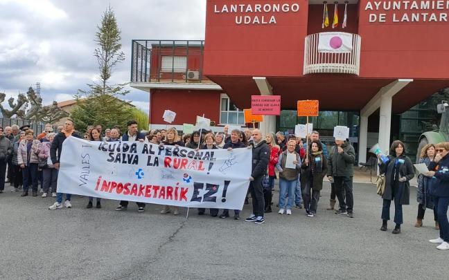 Concentración de este pasado lunes frente al ayuntamiento de Lantarón en el primer día de la huelga sanitaria en Añana