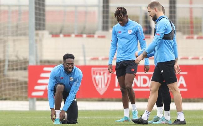 Iñaki Williams, Nico Williams e Iñigo Martínez se ejercitan con sus compañeros en Lezama. Iñaki Williams, Nico Williams e Iñigo Martínez se ejercitan con sus compañeros en Lezama.