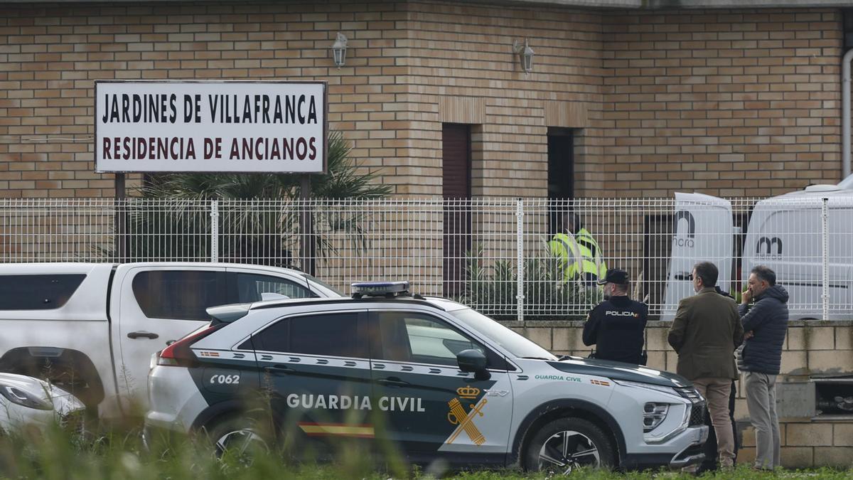 Miembros de los servicios de emergencia a las puertas de la residencia incendiada en Villafranca de Ebro (Zaragoza).