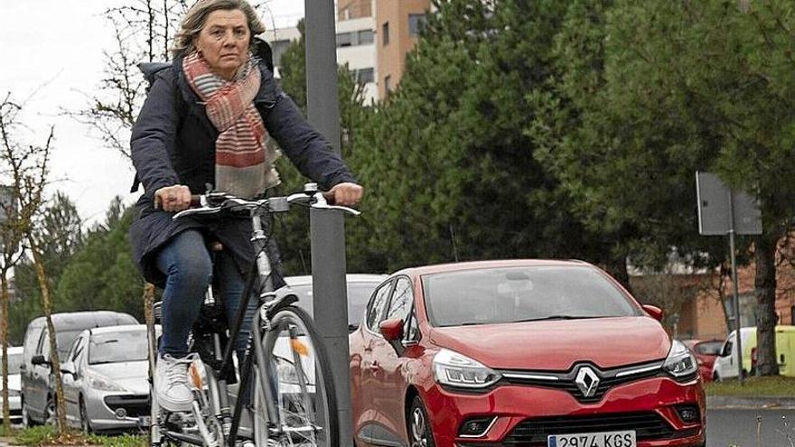 Una persona andando en bicicleta por un carril bici