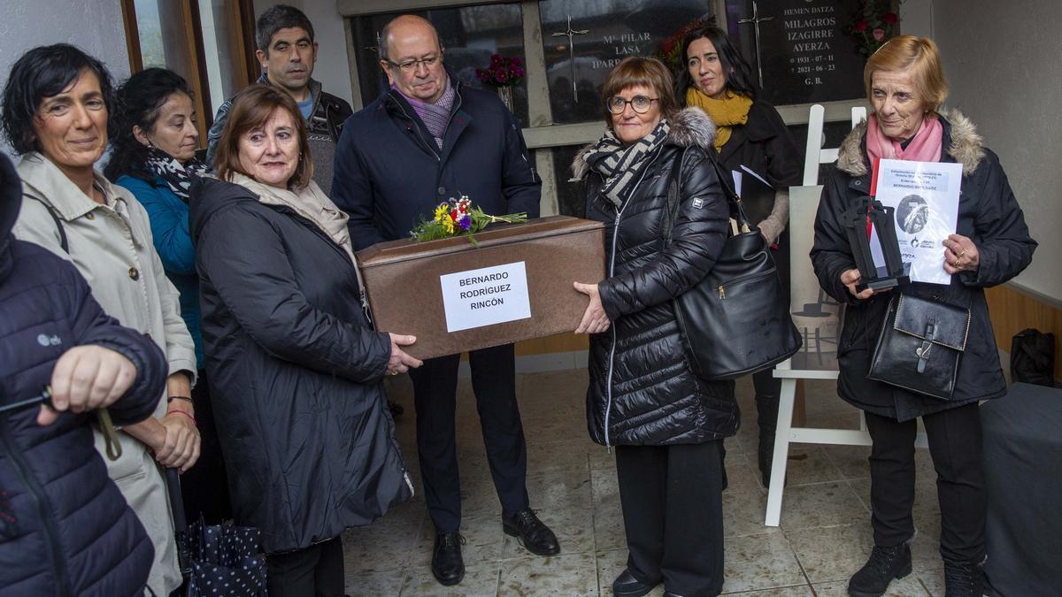 Representantes del Gobierno vasco entregan los restos de Bernardo Rodríguez Rincón.