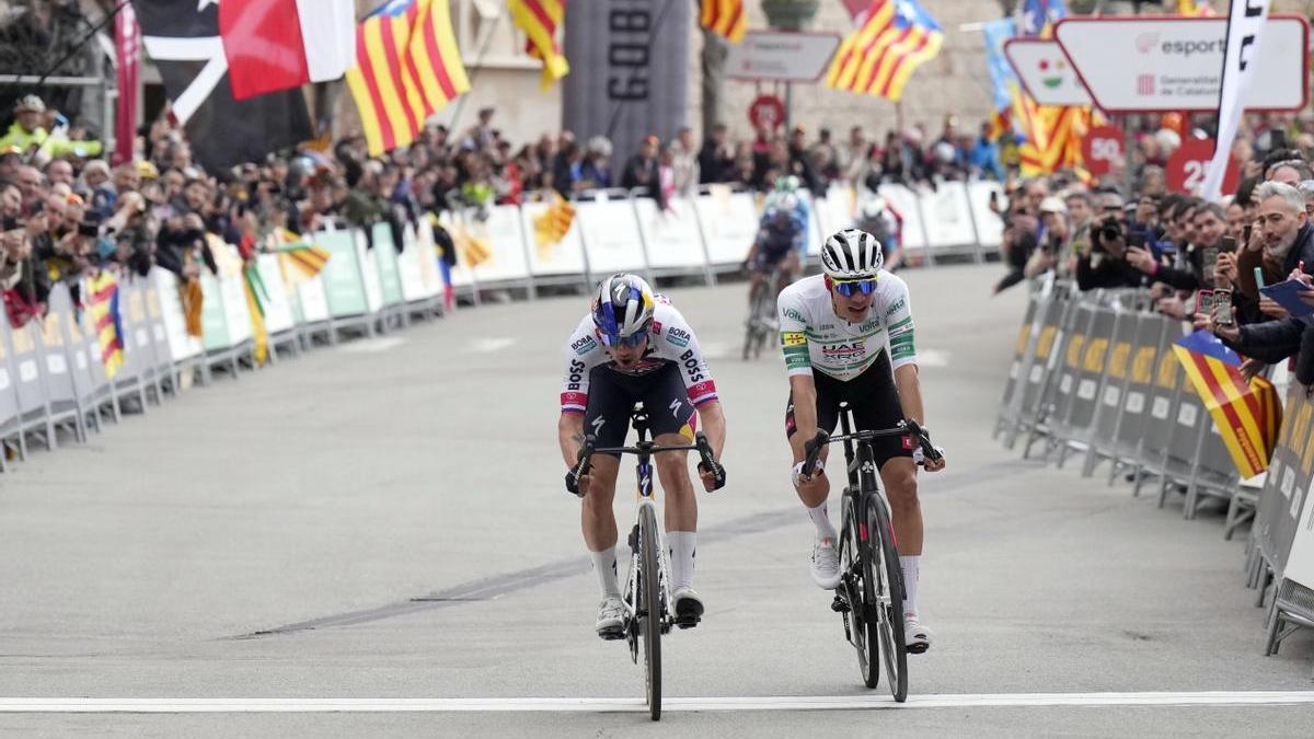 Primoz Roglic y Juan Ayuso, durante la Volta.