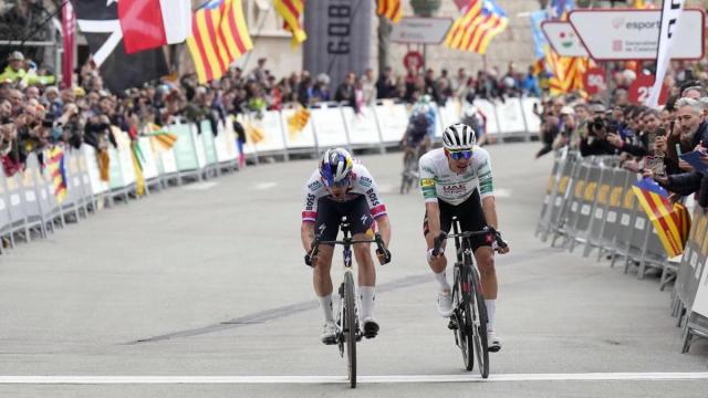 Primoz Roglic y Juan Ayuso, durante la Volta. / Efe Primoz Roglic y Juan Ayuso, durante la Volta.