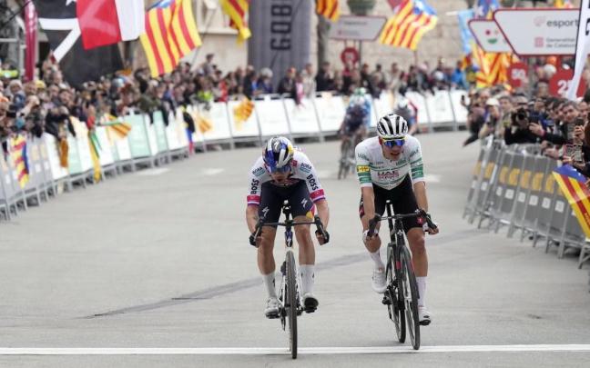Primoz Roglic y Juan Ayuso, durante la Volta. / Efe Primoz Roglic y Juan Ayuso, durante la Volta.