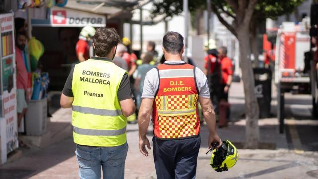 Varios bomberos trabajando en un incendio en Mallorca.