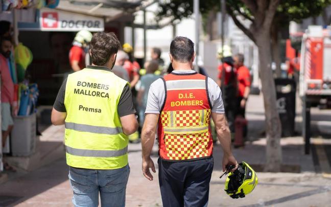 Varios bomberos trabajando en un incendio en Mallorca.