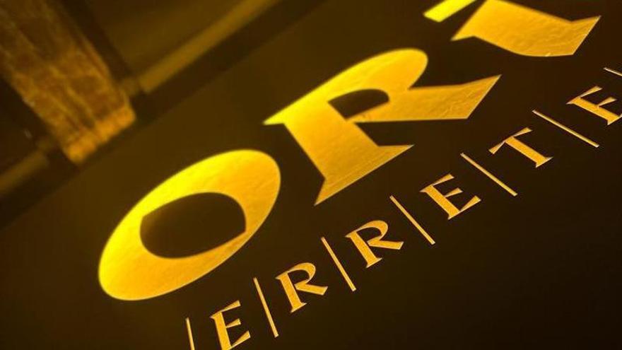 Logotipo del establecimiento en la chimenea