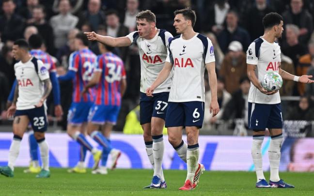 Micky van de Ven da indicaciones a Joao Palhinha tras encajar un gol frente al Crystal Palace. Foto: Efe