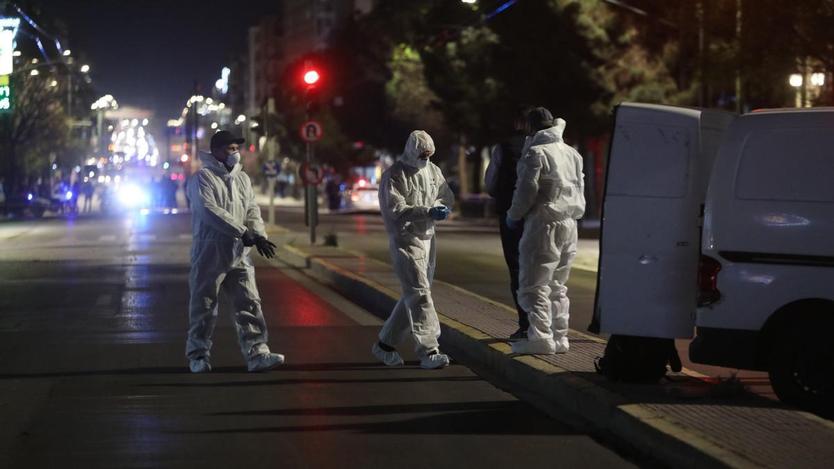 Investigadores en las inmediaciones del lugar de la explosión
