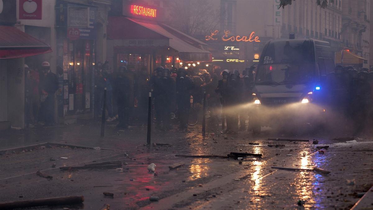Agentes de policía bloquean una calle en medio de una nube de gases lacrimógenos durante una manifestación en París, Francia.