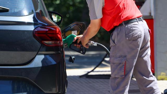 Una persona reposta gasolina en un coche el pasado mes de julio
