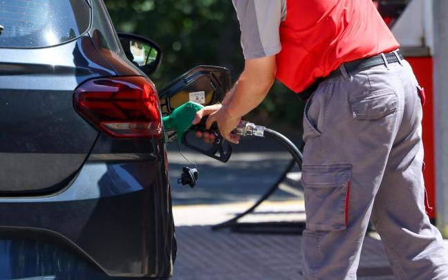 Una persona reposta gasolina en un coche el pasado mes de julio