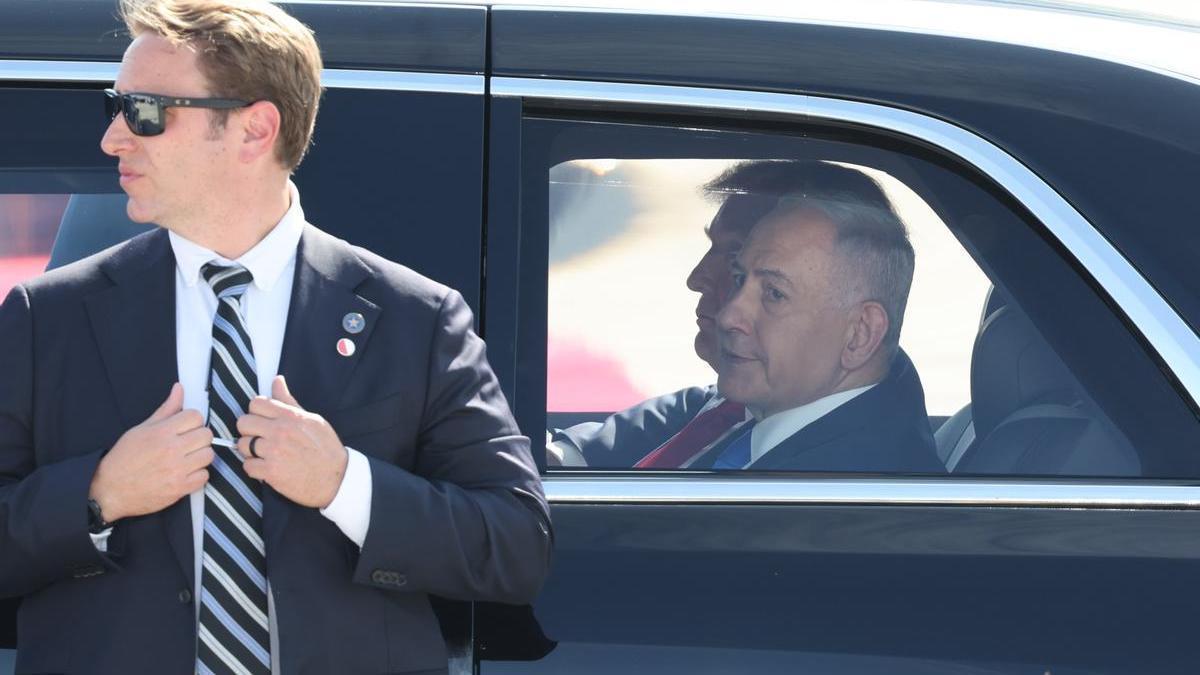 El primer ministro israelí, Benjamin Netanyahu, y el presidente de Estados Unidos, Donald Trump, tras la llegada del mandatario norteamericano al aeropuerto Ben Gurión, al sur de Tel Aviv.