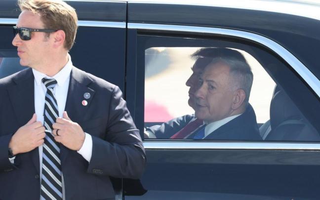 El primer ministro israelí, Benjamin Netanyahu, y el presidente de Estados Unidos, Donald Trump, tras la llegada del mandatario norteamericano al aeropuerto Ben Gurión, al sur de Tel Aviv.