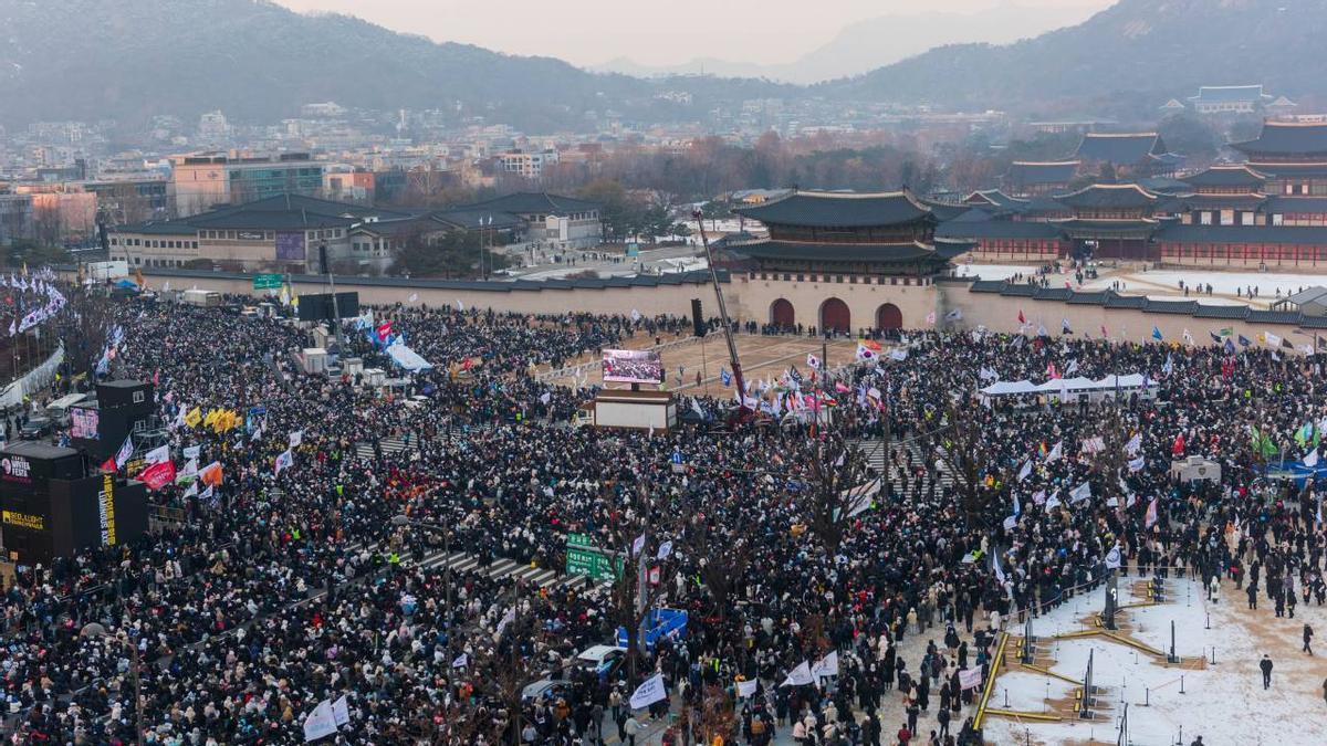 Miles de personas exigen la detención del expresidente surcoreano Yoon