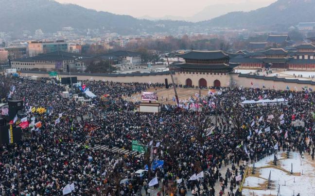 Miles de personas exigen la detención del expresidente surcoreano Yoon