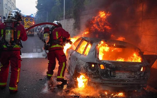 Disturbios en Nanterre, a las afueras de París, tras la muerte de un joven de 17 años a manos de la policía.