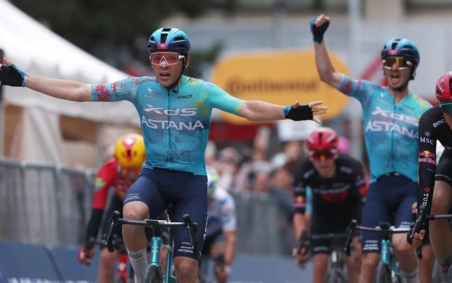 Thomas Silva festeja la victoria tras un día de supervivencia.
