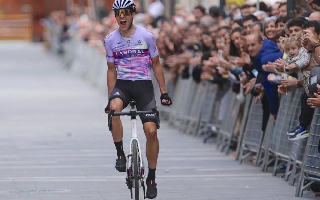 Unai Zubeldia festeja la victoria.